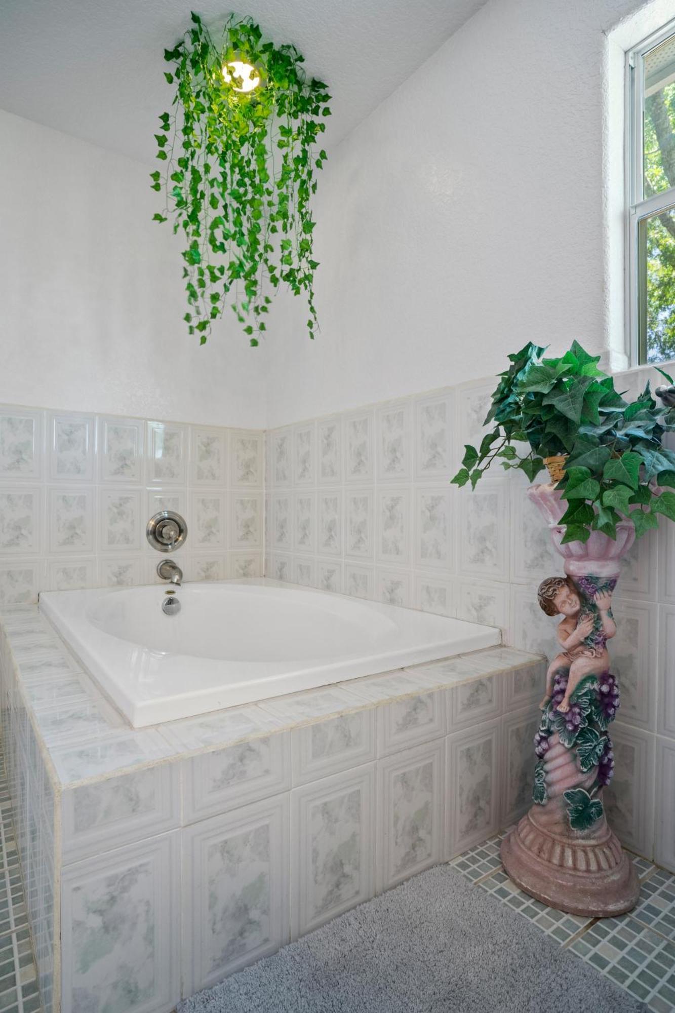 Вилла Bamboo Oasis-Relaxing Hot Tub-Family Time Сан-Антонио Экстерьер фото